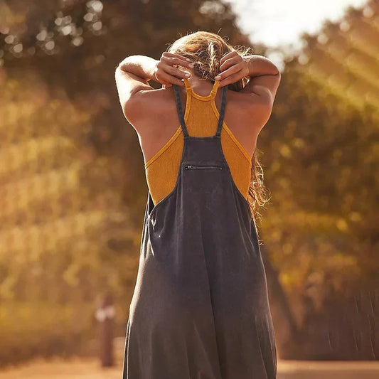 Minimalistischer Overall mit Taschen und V-Ausschnitt