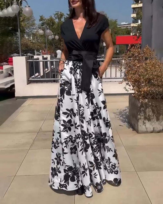 Elegantes kleid mit blumendruck und tiefen v-raglanärmeln