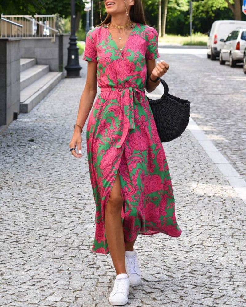 Kleid mit modischem Print und V-Ausschnitt