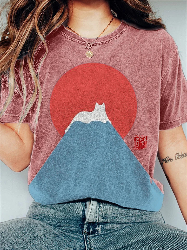 Vintage-T-Shirt mit weißer Katze und Schnee auf dem Berg Fuji Design