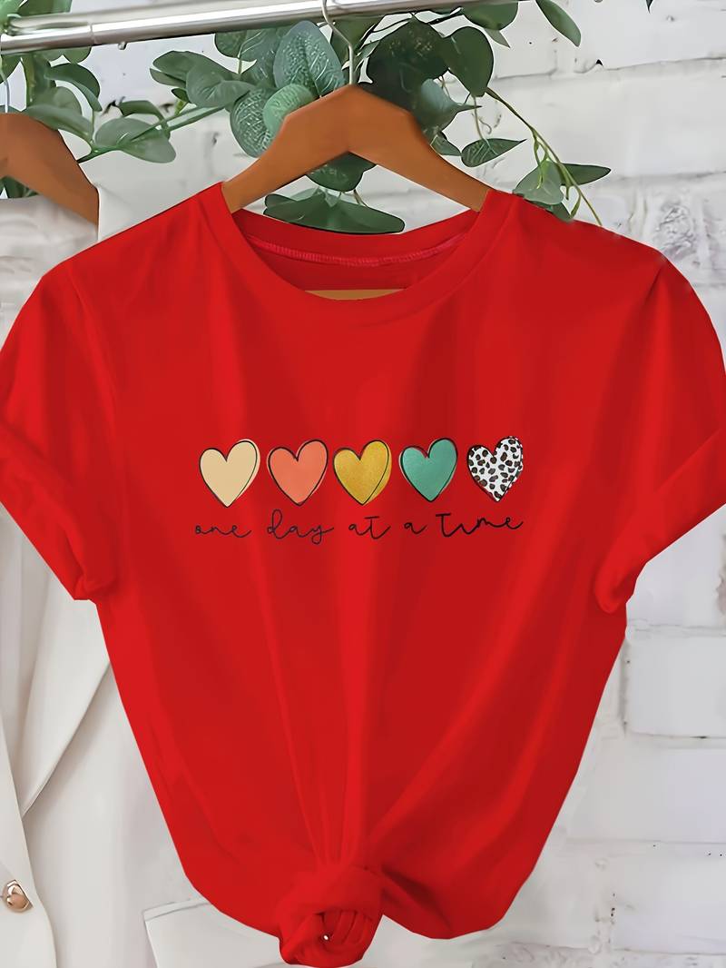 Chloe – t-shirt mit herz-buchstaben-print und rundhalsausschnitt