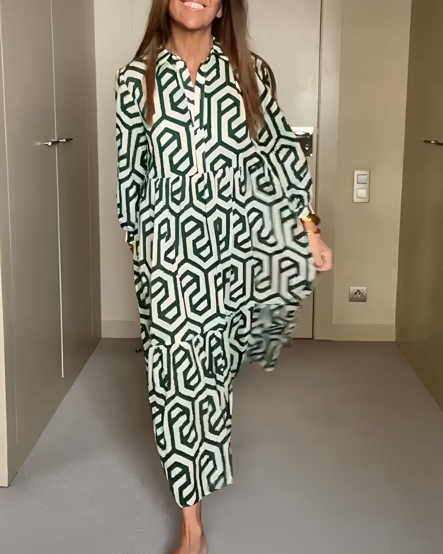 Kleid mit neun Punkten und geometrischem Print