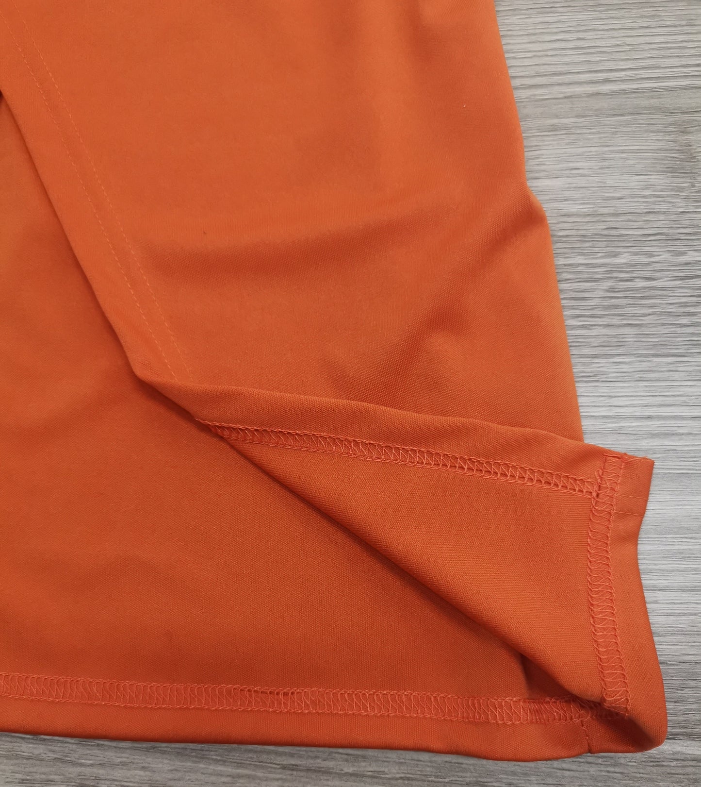 FallStil® - Orangefarbenes einfarbiges Midikleid mit V-Ausschnitt