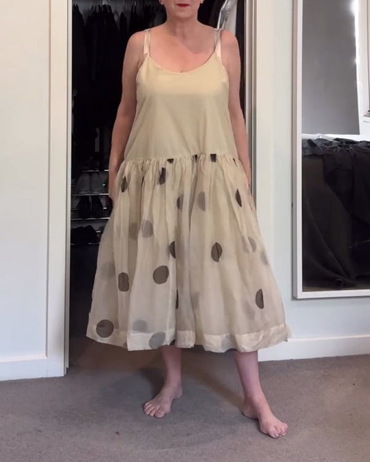 Freizeitkleid mit trägern und polka dots