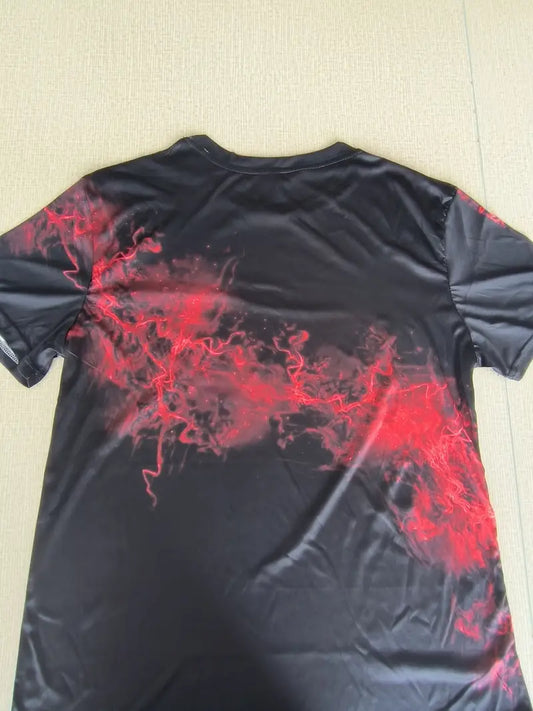 Kevin – t-shirt mit rotem grafik-rundhalsausschnitt