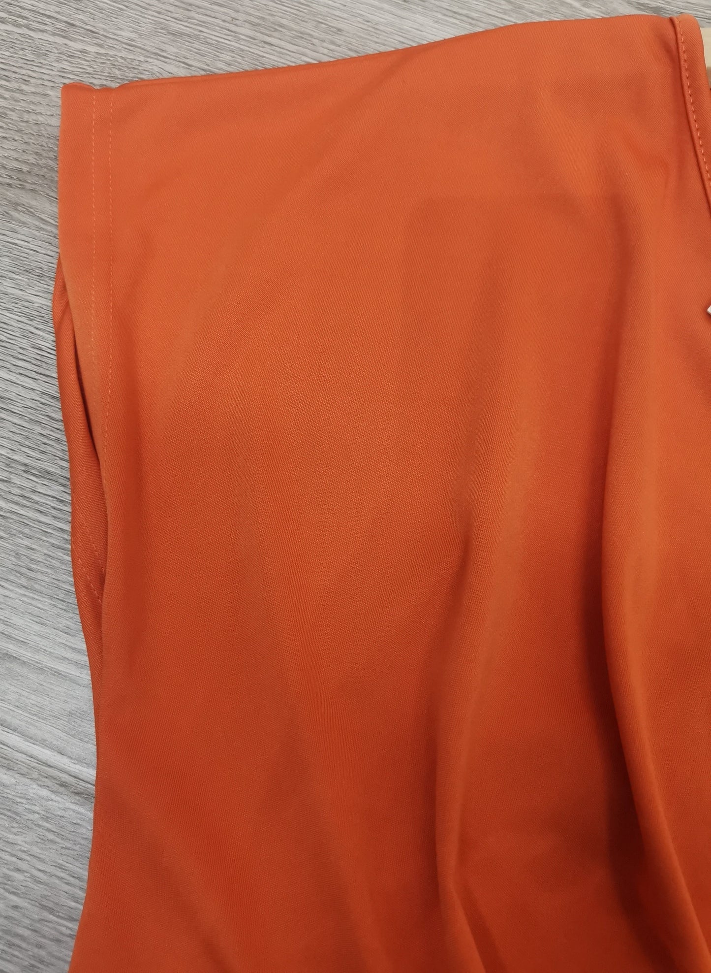 FallStil® - Orangefarbenes einfarbiges Midikleid mit V-Ausschnitt