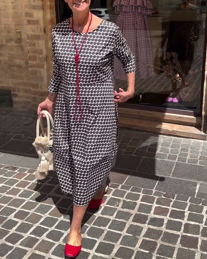 Lässiges kleid mit rundhalsausschnitt und dreiviertelärmeln und polka dot-print