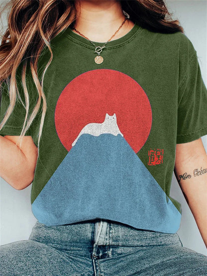 Vintage-T-Shirt mit weißer Katze und Schnee auf dem Berg Fuji Design