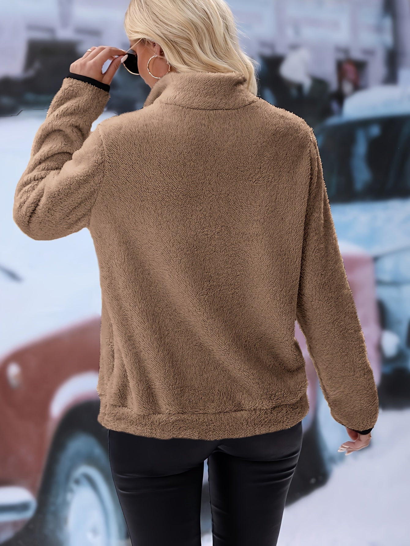 Weißer Fleece-Pullover mit Kontrastsaum – Lea