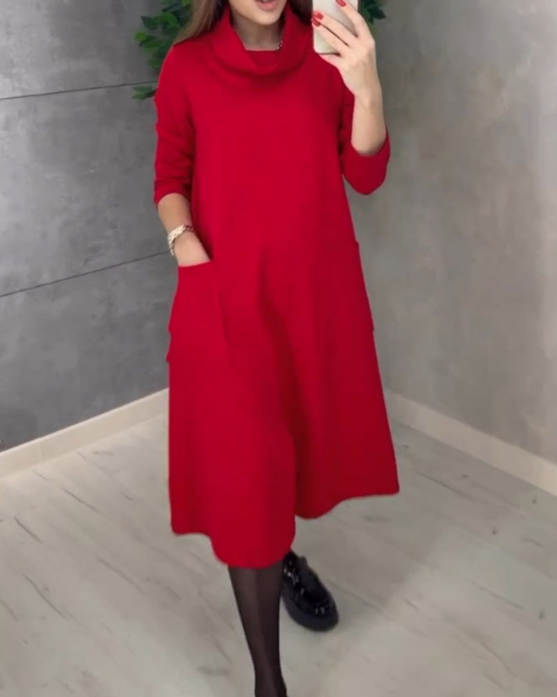 Einfarbiges Kleid mit Rollkragen und Taschen