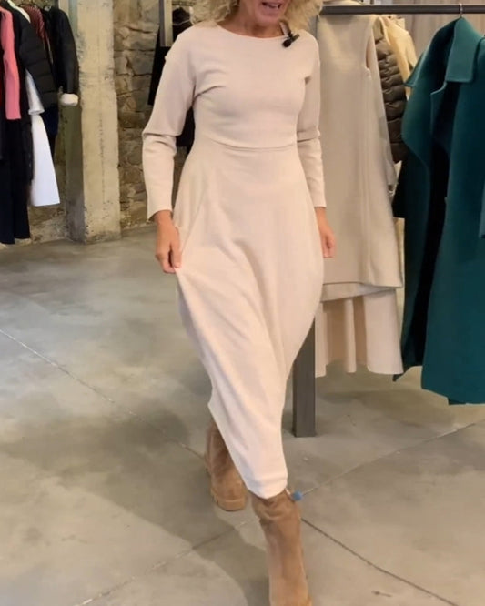 Kleid mit vielseitigem Charakter und Rundhalsausschnitt