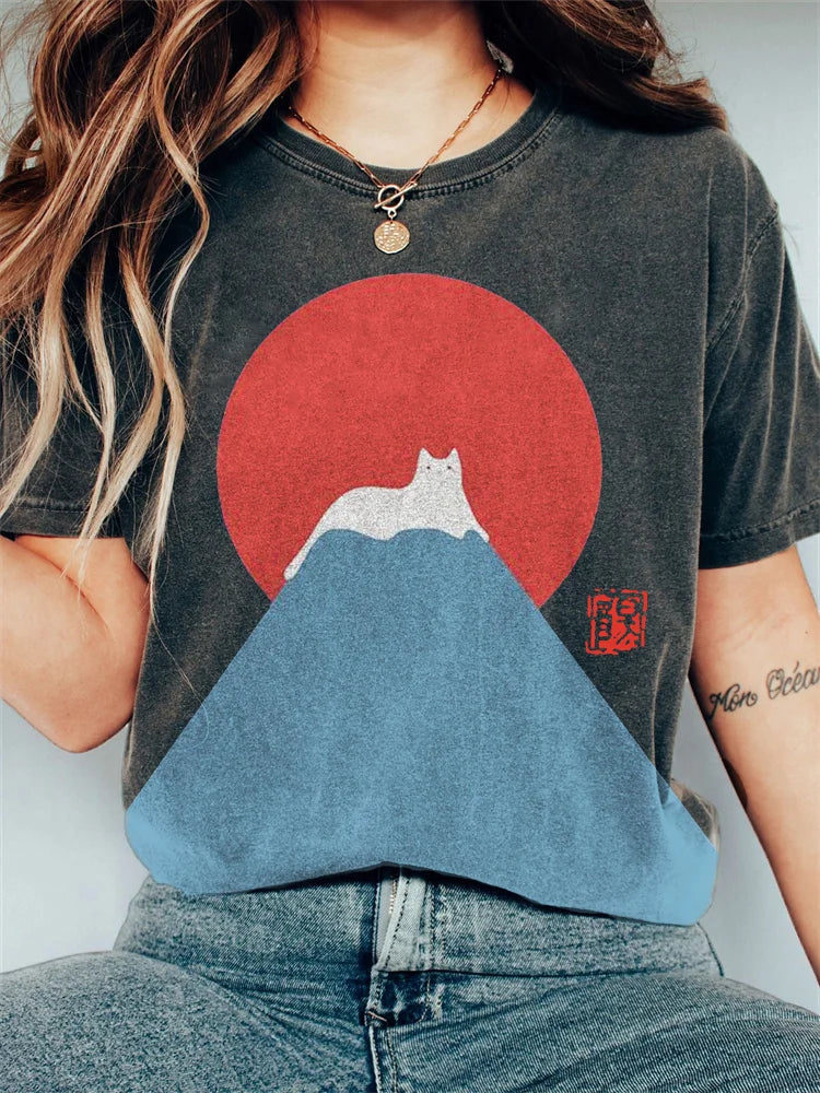 Vintage-T-Shirt mit weißer Katze und Schnee auf dem Berg Fuji Design