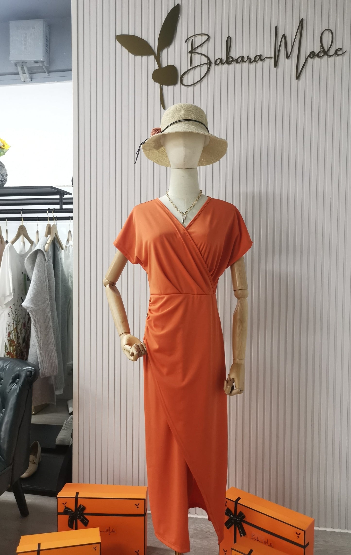 FallStil® - Orangefarbenes einfarbiges Midikleid mit V-Ausschnitt